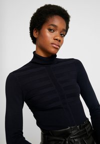 Morgan MENTOS - Strickpullover - marine