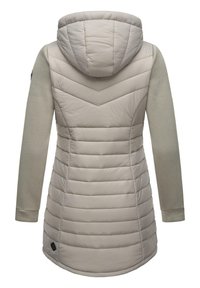 Manteau rembourré avec capuche, de couleur beige clair, texture matelassée et manches en tricot. Comprend des accents en chevron au dos.