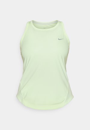 Hele roheline sporditopp, mis on valmistatud hingavast kangast, omades ümarat kaelust, laiad rihmad ja väikest halli logo rinnal.