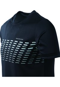Schwarzes Sportshirt mit texturiertem Design und horizontalen reflektierenden Streifen über der Brust. Leichtes Polyester-Material.