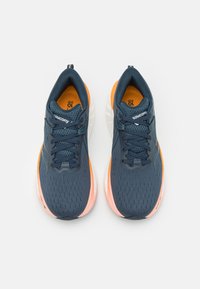 Saucony TRIUMPH 22 - Bėgimo batai plentui - dusk/peel