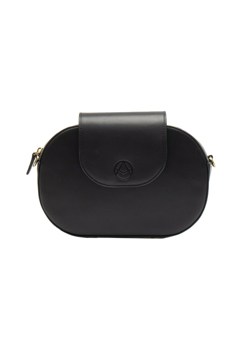 Čierna kožená crossbody taška s okrúhlym tvarom, uzáverom na klapku a embosovaným logom. Obsahuje hardvér v zlatom tóne a hladkú textúru.