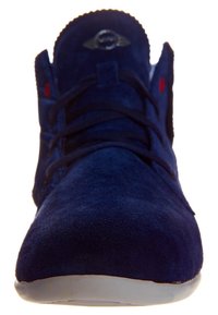 Ciemnoniebieskie zamszowe trampki z zaokrąglonym noskiem, wyraźnym sznurowaniem i czerwonym akcentem z boku. Posiadają detal logo na języku. Gładka biała podeszwa.