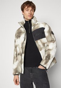 Calvin Klein CRINKLE JACKET - Zimní bunda - camo