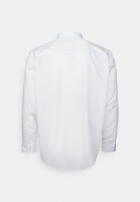Camisa blanca de manga larga en un material de algodón crujiente, con un cuello clásico, puños abotonados y una textura suave y sólida.
