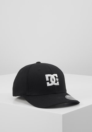 Schwarze Kappe aus Baumwollstoff, mit einem weißen gestickten DC-Logo auf der Vorderseite und einem gebogenen Schirm. Standard-Baseballmützen-Design.