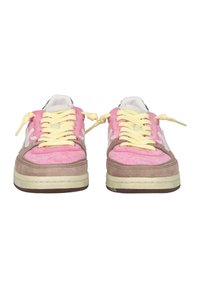Rosa Wildleder-Sneaker mit gelben Schnürsenkeln und weißen Akzenten. Merkmale sind ein strukturierter Oberstoff, gepolsterte Zunge und Gummisohle.