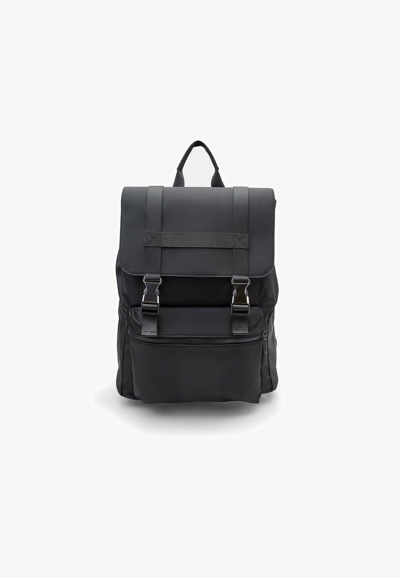 Zaino nero realizzato in materiale sintetico, dotato di chiusura a cappuccio, due fibbie frontali e una tasca con zip alla base.
