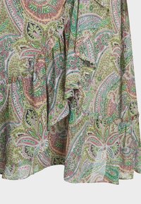 Tela de paisley multicolor en verde, rosa y beige. Presenta mangas rizadas y un dobladillo fruncido, ofreciendo un diseño ligero y fluido.
