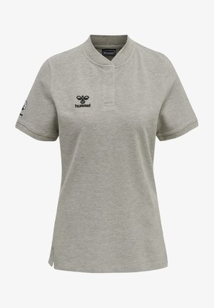 Lys grå kortærmet polo skjorte med krave, sideslids og sort logo detalje på fronten og ærmet. Fremstillet af blødt stof.