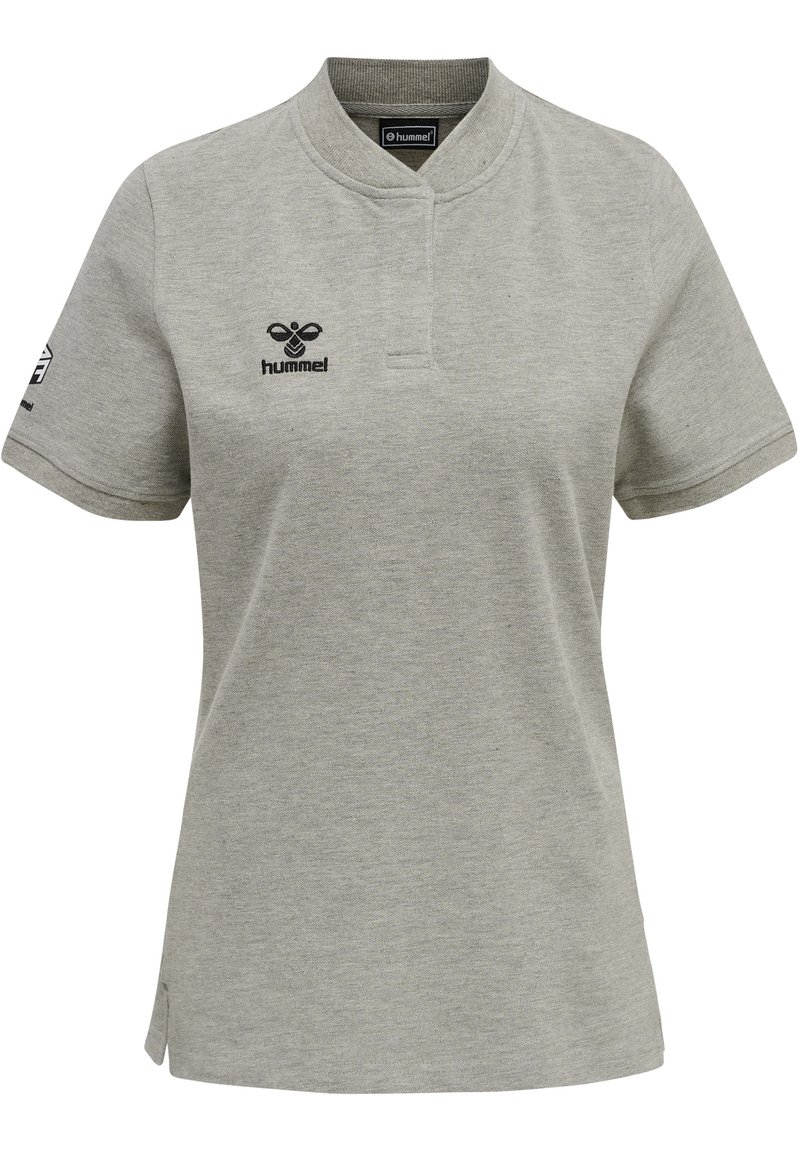 Ljusgrå kortärmad polo skjorta med krage, sidofickor och svart logotypdetalj på framsidan och ärmen. Tillverkad av mjukt tyg.