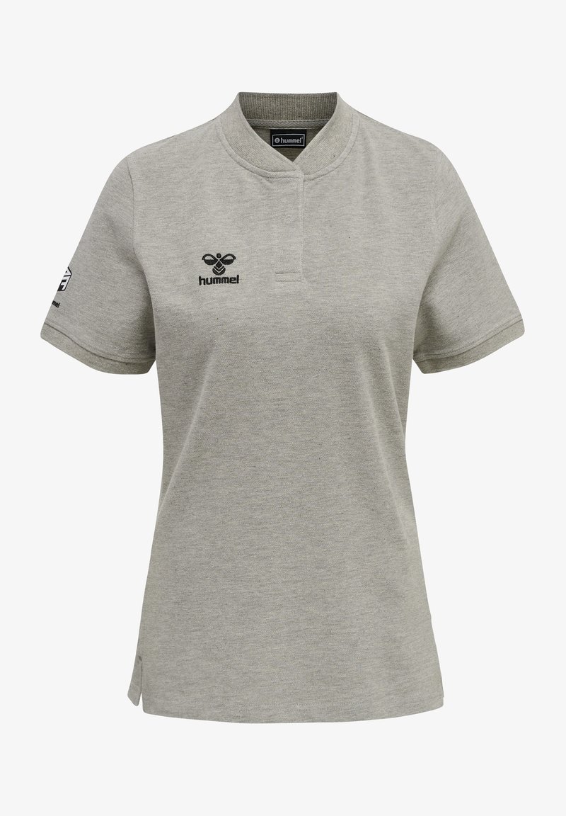 Jasnoszara koszulka polo z krótkim rękawem, z kołnierzykiem, bocznymi rozcięciami i czarnym logo z przodu oraz na rękawie. Wykonana z miękkiego materiału.