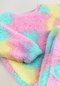 Pullover in pile multicolore e soffice, con tonalità pastello di rosa, blu, verde e giallo, caratterizzato da una trama morbida e un colletto a coste.