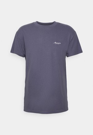 Enkelt mørkegråt T-shirt med korte ærmer og lille hvidt "Abercrombie New York" logo på venstre brystside.