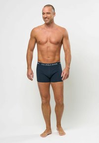 Menns mørkeblå boxershorts med U.S. Polo Assn. logo på livet; bomullstekstur, tettsittende design, sømløs front, uten mønstre.