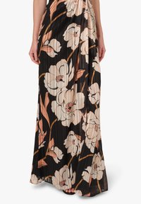 Schwarzes Blumen-Maxikleid aus strukturiertem Stoff mit großen weißen und pinken Blumen, plisseeartigem Design und fließender Silhouette.