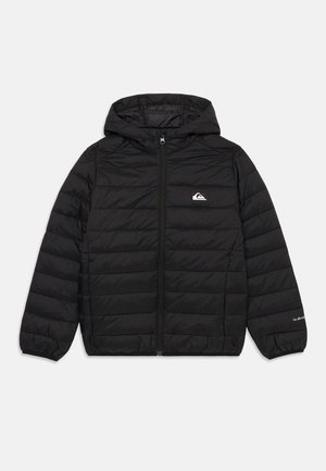 Sort quiltet jakke med hætte, fuld lynlås foran og elastiske manchetter, med en lille hvid logo på venstre bryst og ærme.
