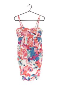 Kwiatowa, bezrękawnikowa sukienka letnia w różowy, czerwony, niebieski i zielony wzór akwarelowy, wisząca na czarnym wieszaku na tle białym.