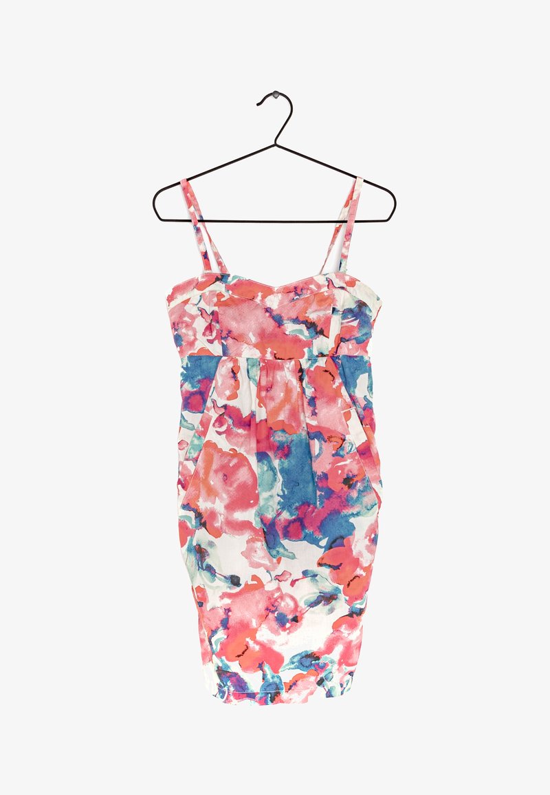 Kwiatowa, bezrękawnikowa sukienka letnia w różowy, czerwony, niebieski i zielony wzór akwarelowy, wisząca na czarnym wieszaku na tle białym.