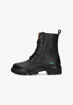 Zwarte leren enkellaars met gestructureerd oppervlak, ronde neus, vetersluiting aan de voorkant, zilveren oogjes en turquoise accenten op de hiel.