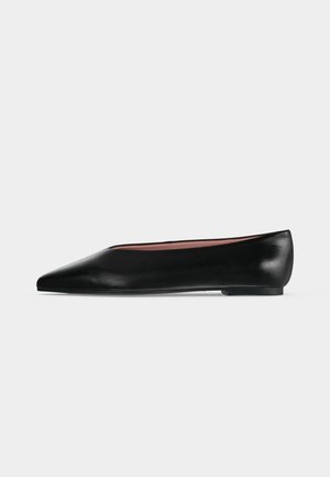 Čierna kožená dámska balerína s špicatou špičkou a nízkym opätkom, zobrazená z boku na jednoliatom svetlosivom pozadí.