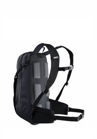 Mochila con tela negra, correas acolchadas para los hombros y panel trasero texturizado en gris. Cuenta con correas ajustables y hebillas para un ajuste seguro.