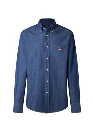 Camisa de mezclilla abotonada, de manga larga, color azul claro, textura suave, con un logo bordado en el pecho, cuello estándar.