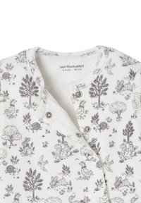 Weißer Stoff-Bodysuit mit grauen Tier- und Baumprints. Verfügt über einen gerundeten Ausschnitt und einen Druckknopfverschluss an der Vorderseite für ein einfaches Ankleiden.