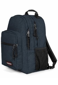 Námorní batoh z tkaniny s dvěma zipovými kapsami, přední kapsou, síťovou boční kapsou, černými kovovými prvky a polstrovanými ramenními popruhy.