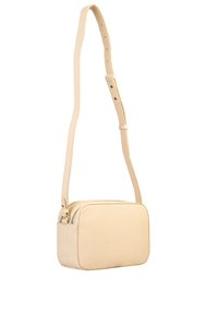 Borsa a tracolla in pelle beige con forma rettangolare, chiusura con zip e tracolla regolabile, caratterizzata da una superficie testurizzata e hardware minimale.