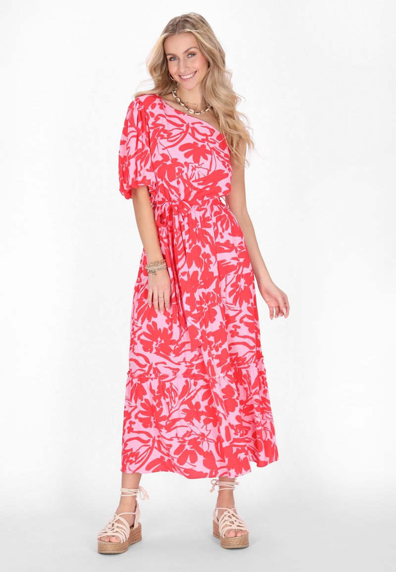 Rochie maxi roșie cu flori, cu un design fără umeri, talie strânsă și fustă cu volane. Material ușor, cu o textură netedă. Purtați cu sandale cu talpă înaltă.