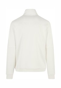 Valge dressipluus kõrge kaelusega, mille seljal on tikandiga Sergio Tacchini brändi logo ja ribakudumiga varrukad lisatekstuuri mahu jaoks.