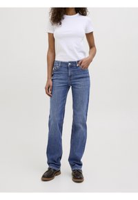 Svetle modré rovné džíny s vysokým pasem, pěti kapsami, poutky na pásek a stříbrnými prvky, doplněné o jednobarevné bílé tričko.