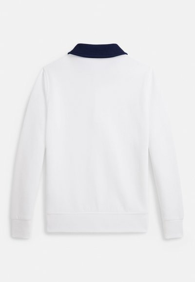 Ilgas baltas marškinėlių su tamsiai mėlynu apykaklė, parodytas iš nugaros prieš paprastą baltą foną.