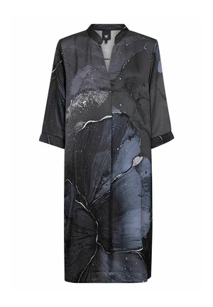 Longue robe noire et gris foncé avec motifs floraux abstraits, manches trois-quarts et col montant court.