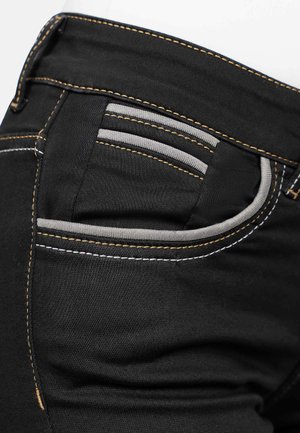 Zwarte denim jeans hebben grijze accenten op de zak, contrasterende stiksels in geel en wit, en een gladde textuur.