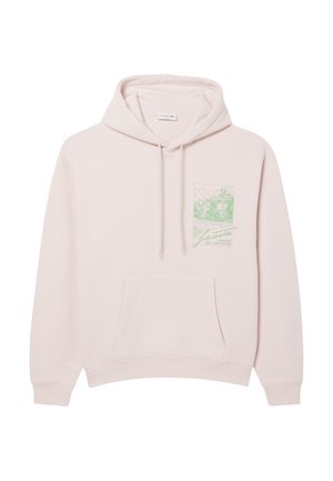 Sudadera rosa clara con un bolsillo frontal tipo canguro, capucha con cordón y un diseño gráfico verde que presenta montañas y follaje en el lado izquierdo del pecho.
