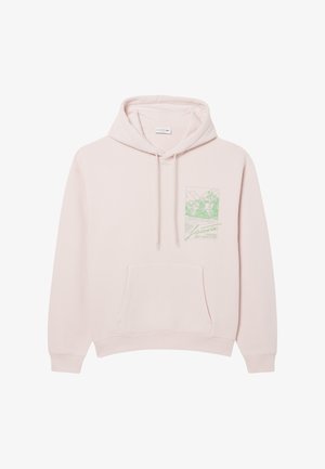 Sudadera rosa clara con un bolsillo frontal tipo canguro, capucha con cordón y un diseño gráfico verde que presenta montañas y follaje en el lado izquierdo del pecho.