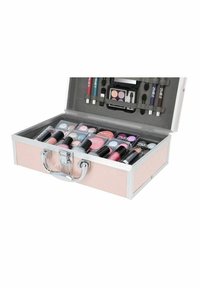Lyserød metallisk makeupkasse med et sølvhåndtag, der indeholder forskellige læbestifter og kosmetik i organiserede rum, samt en mat sort indvendig.