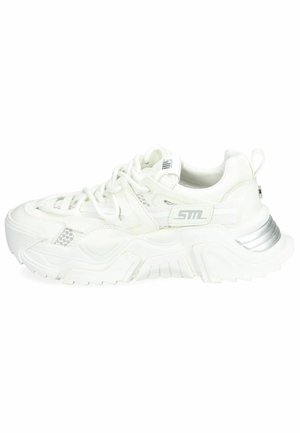 Weiße Sneaker aus Mesh und synthetischen Materialien, mit dicker Sohle, Schnürsenkeln und einem reflektierenden silbernen Akzent an der Ferse.
