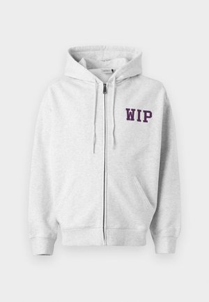 Sudadera gris con cremallera y bolsillo tipo canguro, con un logo morado "WIP" en el lado izquierdo del pecho y puños y dobladillo acanalados. Tejido de algodón suave.