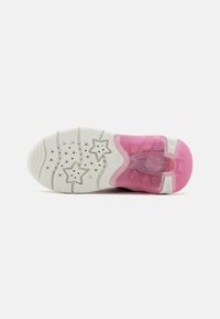 Sneakersula med vit bas och rosa genomskinliga sektioner, stjärnmönster och texturerat grepp, designad för bra fäste och dämpning.