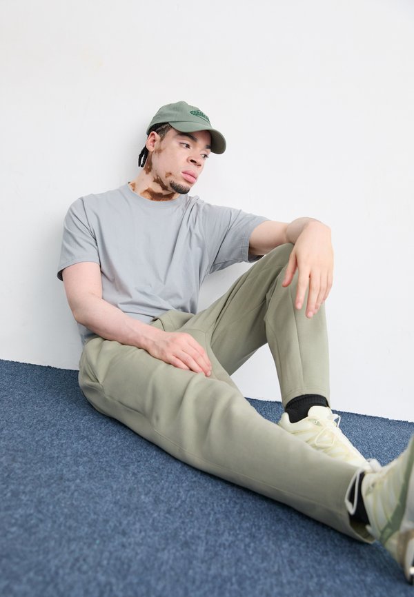 24.7 PANT - Tracksuit bottoms - light army2