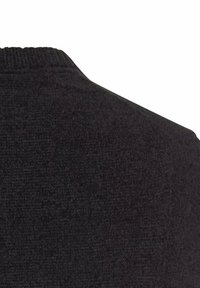 Schwarzer Strickpullover mit texturierter Oberfläche. Besitzt einen runden Halsausschnitt und einen lockeren Schnitt, der eine glatte, einheitliche Fläche zeigt.