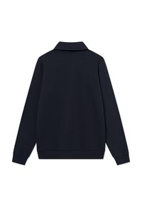 Jūras spēku garo piedurkņu pulovers ar apkakli, izgatavots no mīksta auduma. Tam ir ribotas piedurkņu un apakšmala, ar gludu, teksturētu aizmuguri.