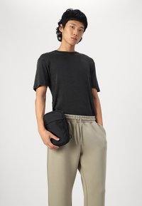 Jack & Jones JPSTBILL JJKINETIC - Pantaloni de trening - silver sage