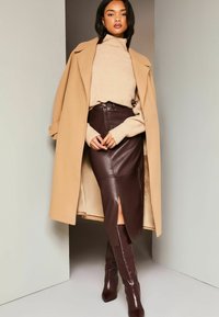 Lipsy SLIM FIT FAUX LEATHER SPLIT HEM - Bleistiftrock - berry red