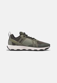 Grüne Netz-Laufschuhe mit schwarzen Akzenten und strukturierten Mustern, ausgestattet mit einer gepolsterten Sohle und Schnürdesign. Verstärkter Fersenpull-Tab inklusive.