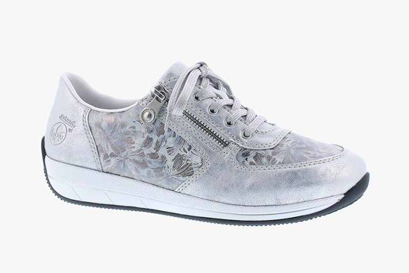 Baskets argentées métalliques avec motif floral, design à lacets, fermeture éclair sur le côté, tige en synthétique et semelle blanche avec accents noirs.