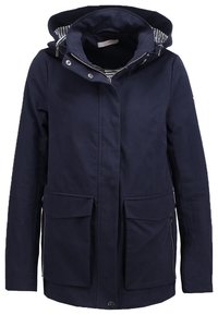 Veste à capuche bleu marine avec fermeture éclair devant, boutons-pression, deux grandes poches à rabat et doublure intérieure rayée de la capuche.